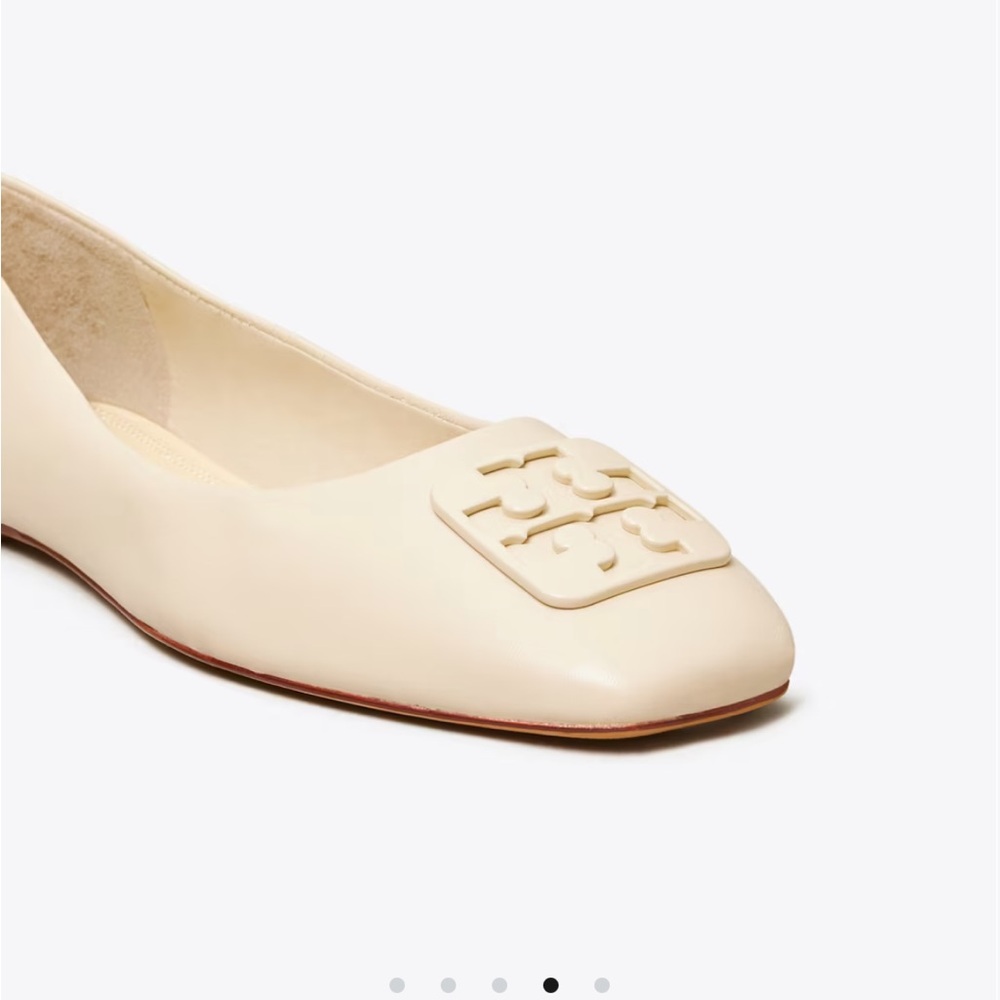Tory Burch Cream Leather Flats with Elegant Logo